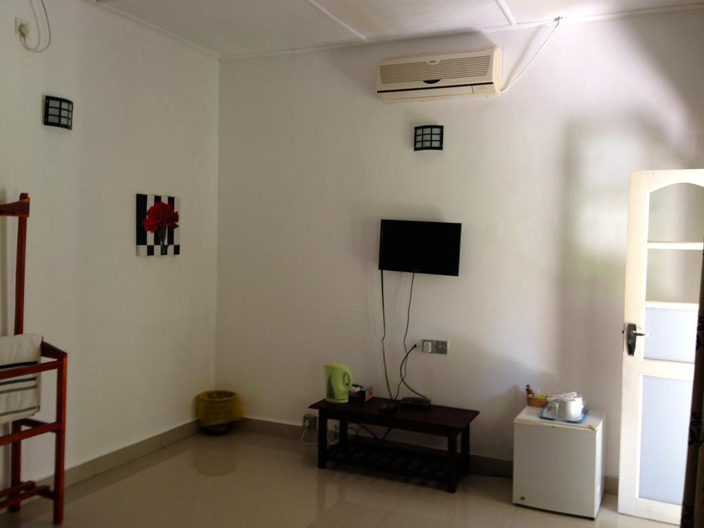 Fire Dragon Hideaway Hotel Negombo Room photo