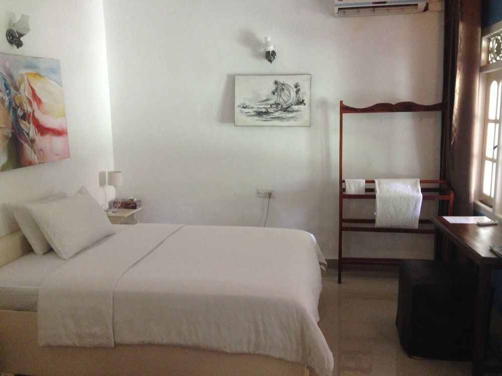 Fire Dragon Hideaway Hotel Negombo Exterior photo